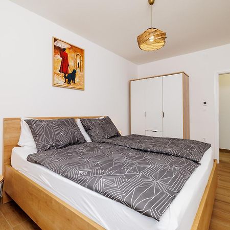 Apartmani Viktorija Jadranovo Exterior photo