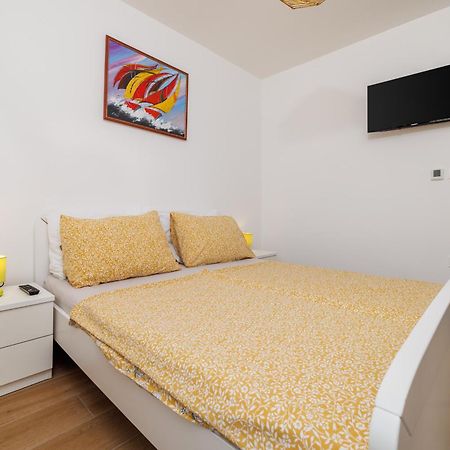 Apartmani Viktorija Jadranovo Exterior photo