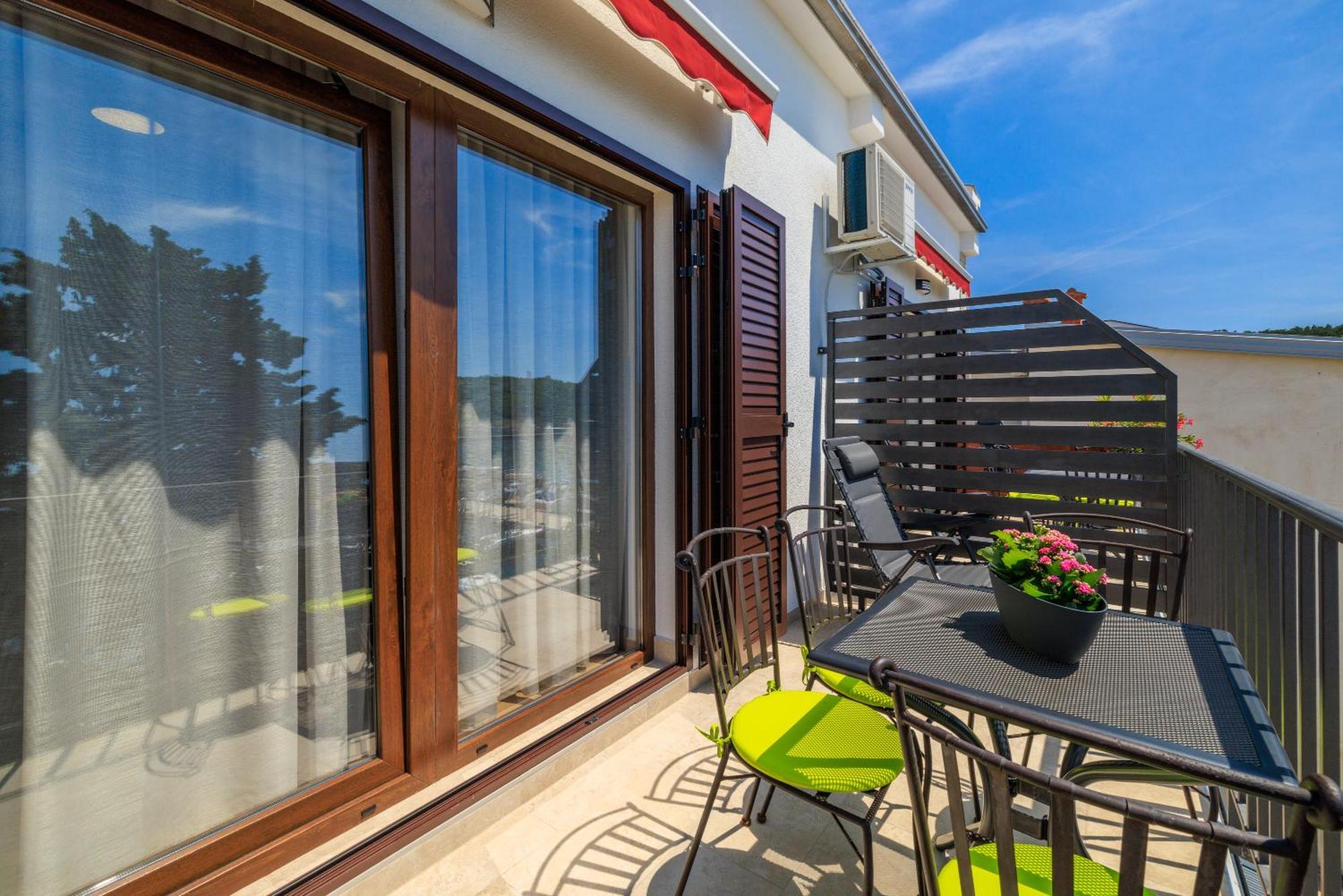 Apartmani Viktorija Jadranovo Exterior photo