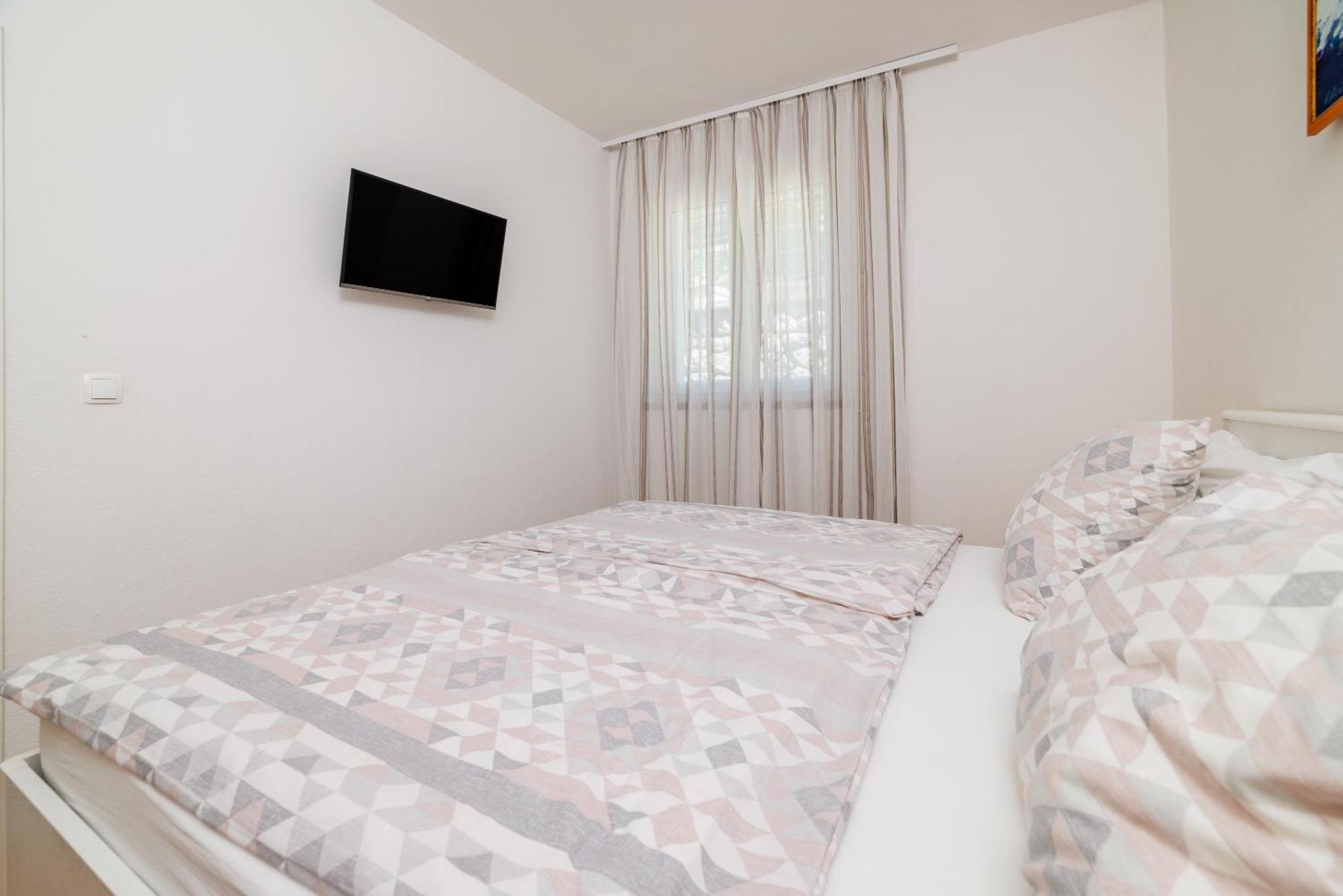 Apartmani Viktorija Jadranovo Exterior photo